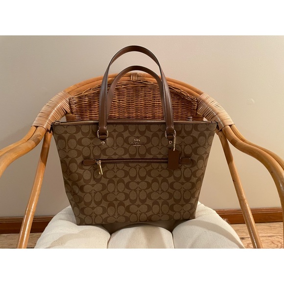 Coach Gallery Tote in Signature Canvas - Picture 1 of 6